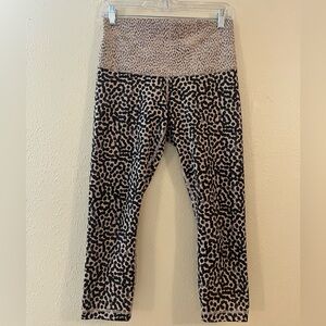 Women’s Lululemon 2 tone animal print stretch capri leggings size small/6